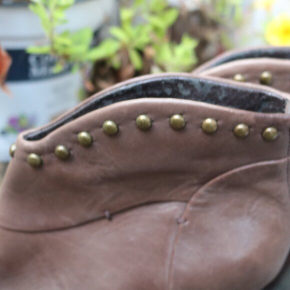 B Markowsky Mocha Brown Curved Stud Edge Pointed Brass Trim Toe Ankle Booties - Picture 4 of 9